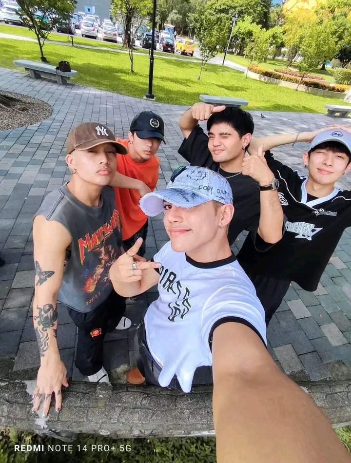 ode_to_felip's tweet image. i thought yung friend group na yun yung tipong hindi rin kayo gusto 

nakalapag sa armchair yung phone ko, clear case, may picture ken sa likod, tapos nagulat ako lumapit classmate ko sabi niya, &quot;fan ka niya? fan ka ken suson?&quot; ++