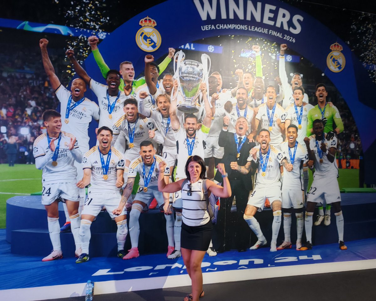 Señora Castillo celebrating with her equipo! ⚽⚽⚽