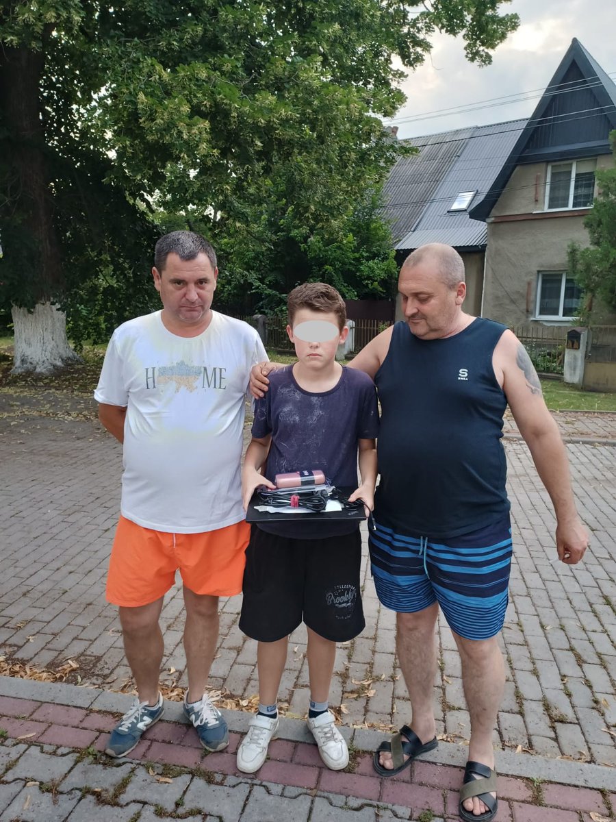 horia85's tweet image. A few days ago, I stumbled upon a modest funeral procession, while I was out looking for a store to buy printer cables.
I stopped the car, got out, got on one knee and waited calmly for the people to pass me.
I learned it was for a fallen soldier, and I noticed his son in the…