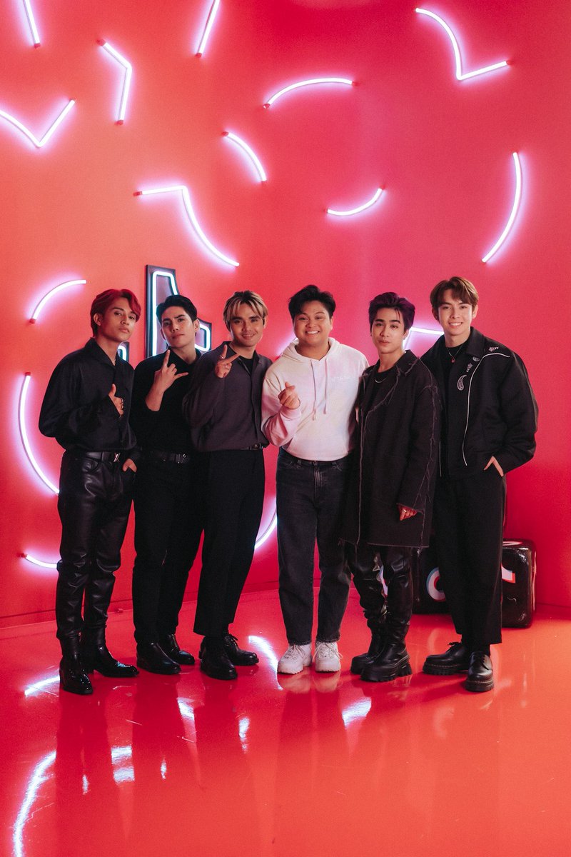 oksoitsgino's tweet photo. 2022 ➡️ 2025

had to make sure i recreated the picture in front of the iconic pink wall 🥹

#SB19 https://t.co/Usdj3rXGxY