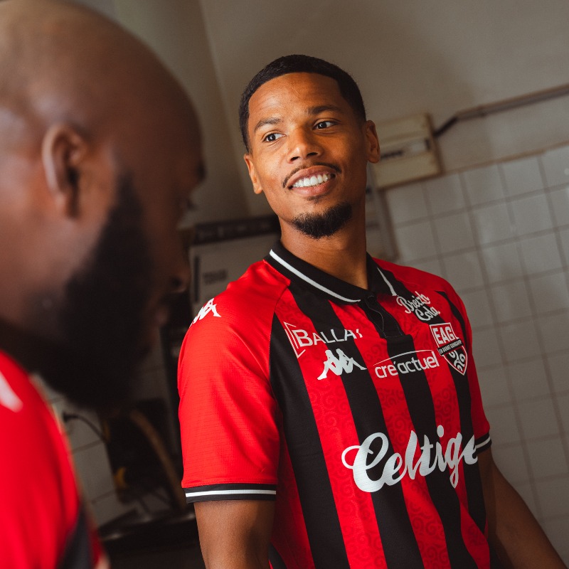 EAGuingamp's tweet photo. 👕 Du Kouign-amann et des bandes ❤️‍🔥&amp;🖤.

Le nouveau maillot @KappaFrance domicile est servi 🥞

#TeamEAG #WarRaok