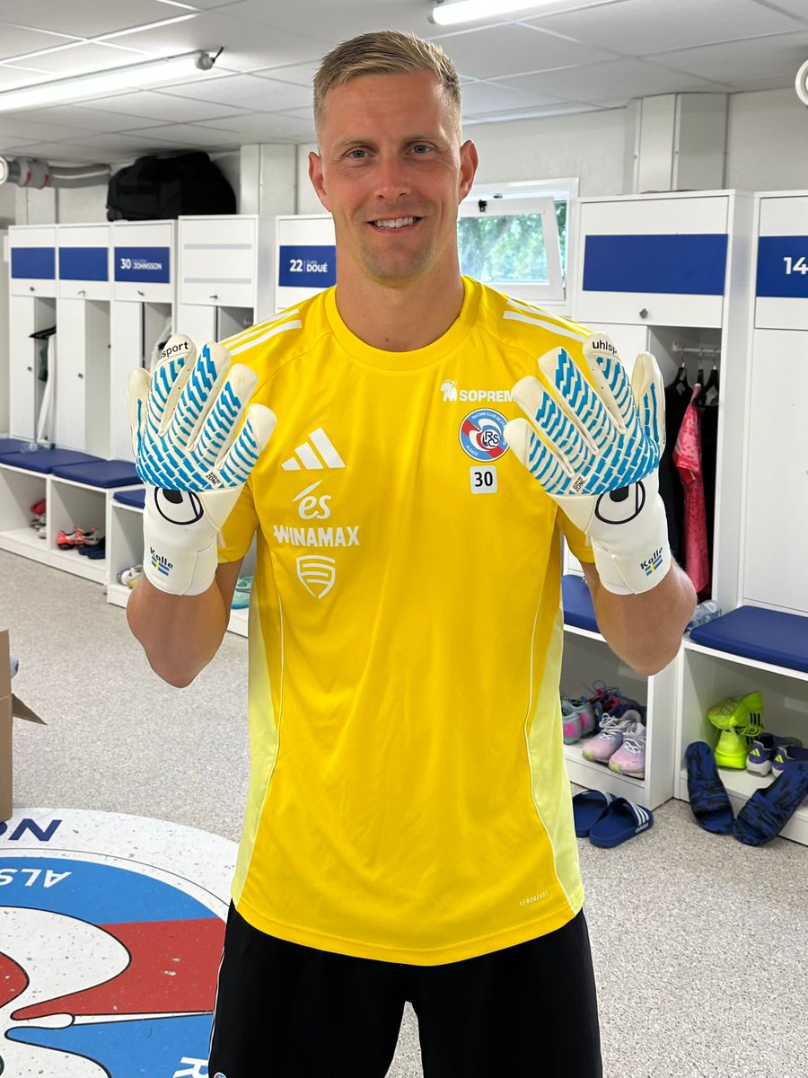 En sommarhälsning från Kalle Johnsson som just nu förbereder sig för en ny säsong med Strasbourg. 

Kalle spelar i Cybertec Absolut Grip HN med artikelnummer 101 1379 01.🧤

@keeperkalle 
@uhlsportgoalkeeper 
<a href="/uhlsportfr/">Uhlsport France</a>

#cybertec
#absolutgrip
#hn