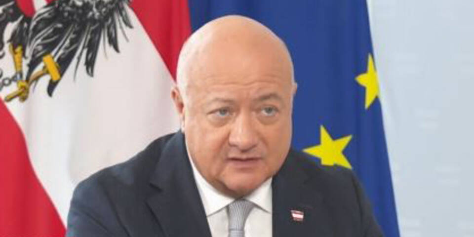 🇦🇹hat sich"Migranten"aus aller Welt ins Land geholt die jetzt unsere Sozialsysteme u.unser Budget belasten u. nichts beitragen können oder wollen! - Kann man machen‼️Aber man darf sich dann nicht wundern wenn man abgezockt wird u. z.B. auf eine neue Hüfte 1 - 2 Jahre warten muß‼️