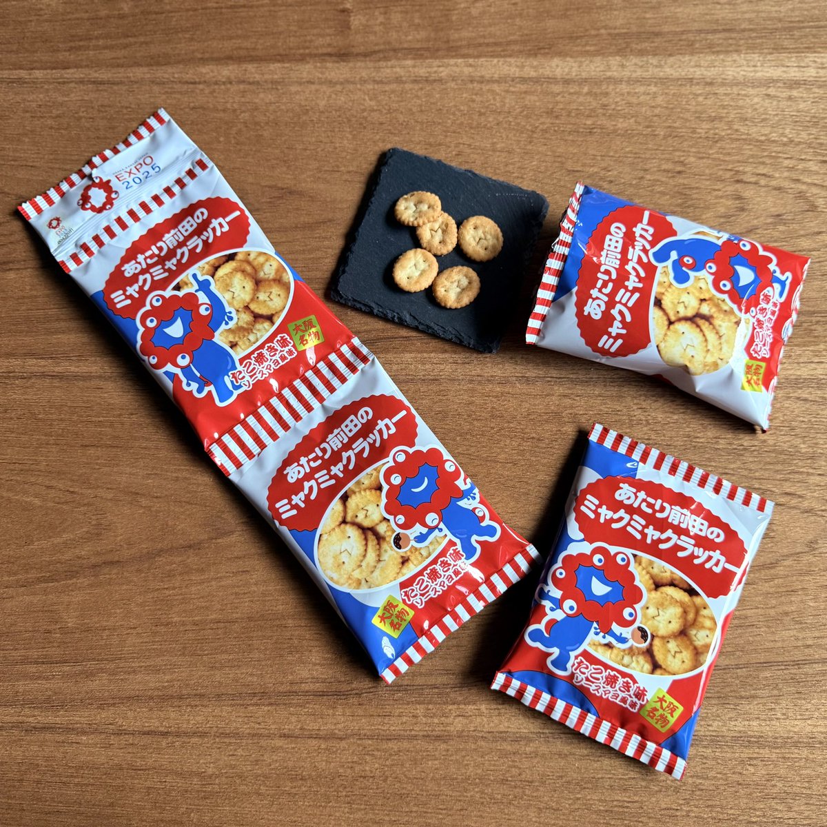 issoudo01's tweet photo. この度、一創堂の「あたり前田のクラッカーたこ焼き味」がミャクミャクとコラボレーションしました。

その名も・・・
＿人人人人人人人人人人人人人人人人＿ ＞あたり前田のミャクミャクラッカー＜ ￣Y^Y^ Y^Y^Y^Y^Y^Y^Y^Y^Y^￣

2025大阪・関西万博公式ライセンス商品 ©Expo 2025 https://t.co/bfZZ1VaRP5