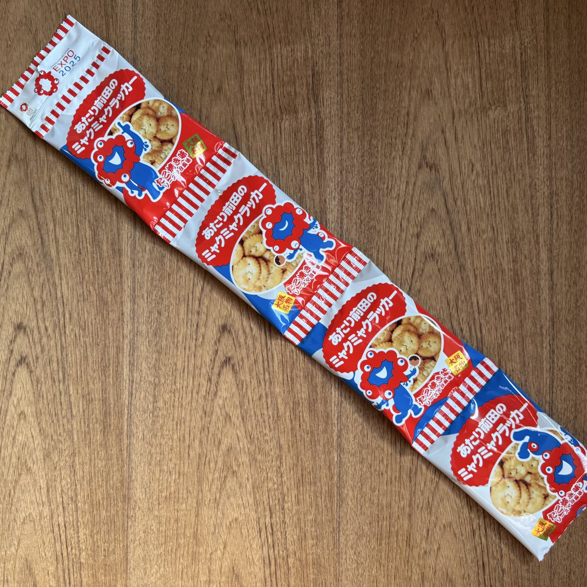 issoudo01's tweet photo. この度、一創堂の「あたり前田のクラッカーたこ焼き味」がミャクミャクとコラボレーションしました。

その名も・・・
＿人人人人人人人人人人人人人人人人＿ ＞あたり前田のミャクミャクラッカー＜ ￣Y^Y^ Y^Y^Y^Y^Y^Y^Y^Y^Y^￣

2025大阪・関西万博公式ライセンス商品 ©Expo 2025 https://t.co/bfZZ1VaRP5