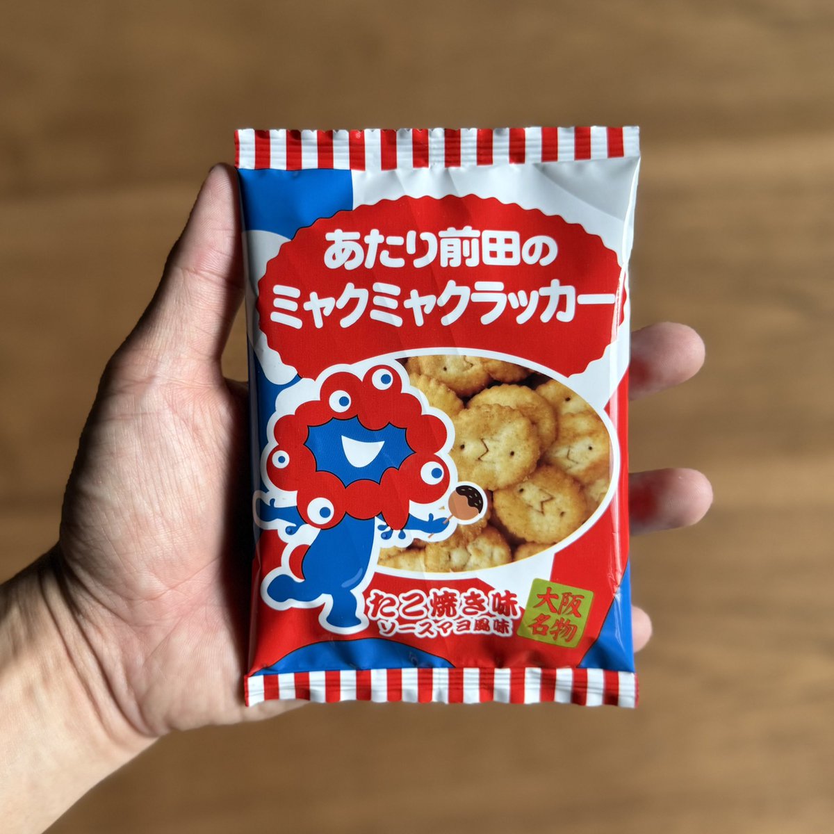 issoudo01's tweet photo. この度、一創堂の「あたり前田のクラッカーたこ焼き味」がミャクミャクとコラボレーションしました。

その名も・・・
＿人人人人人人人人人人人人人人人人＿ ＞あたり前田のミャクミャクラッカー＜ ￣Y^Y^ Y^Y^Y^Y^Y^Y^Y^Y^Y^￣

2025大阪・関西万博公式ライセンス商品 ©Expo 2025 https://t.co/bfZZ1VaRP5