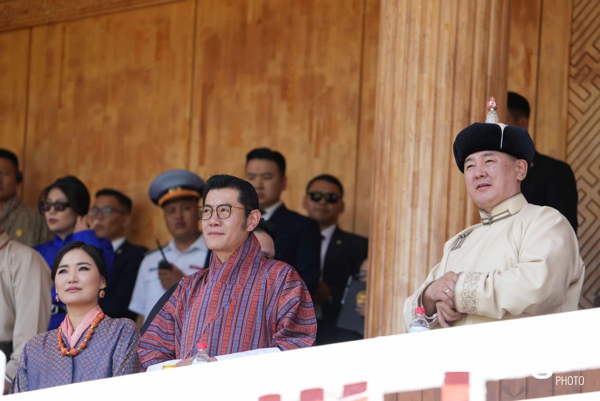 Өнгөрсөн жилийн наадмын чимэг байлаа. Орхимжоо буулгаж хааны минь хөшөөнд хүндэтгэл үзүүлснийг мартахгүй. Бутаны хаанд баярлалаа!