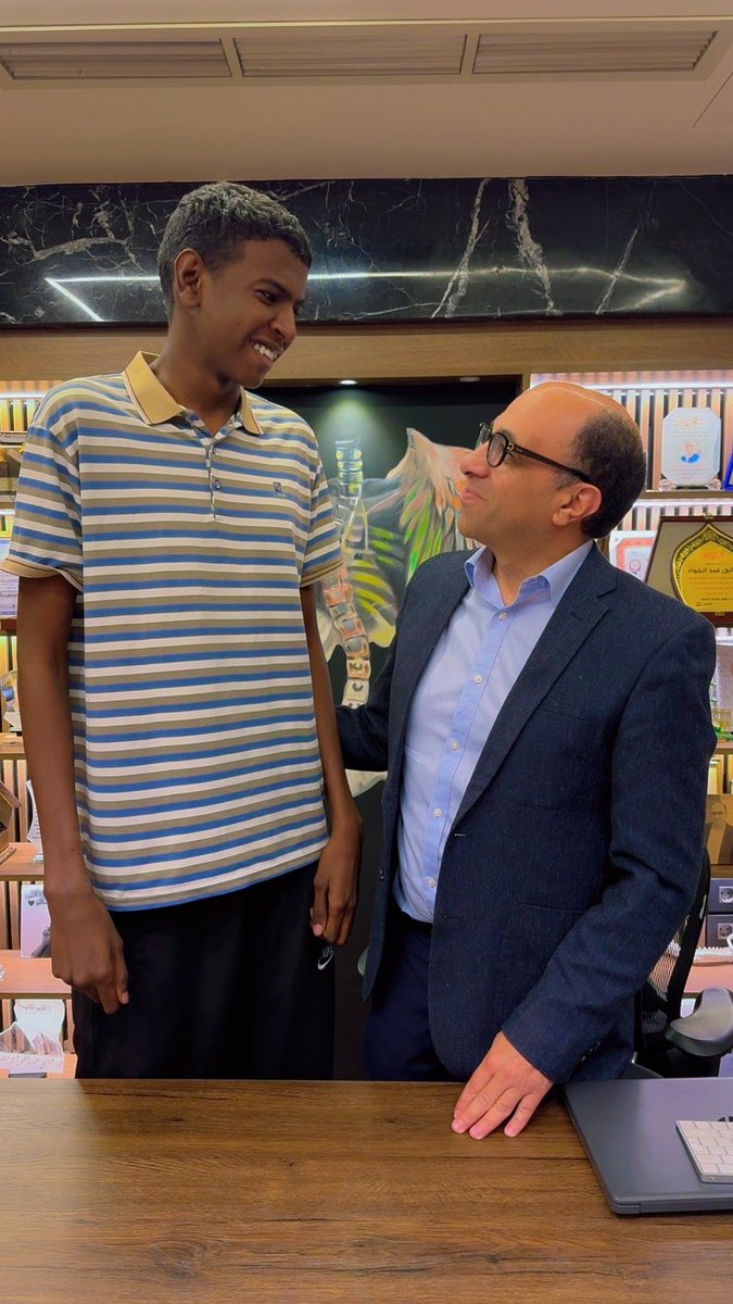 محمد عملتله جراحة تصليح تحدب بالعمود الفقري من ٩ ايام و زارني دلوقتي و بصلي من فوق بالشكل دا
ماشي يا محمد