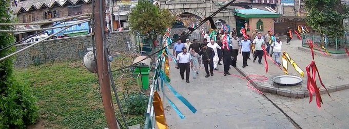 eOrganiser's tweet image. WATCH | Drama unfolds in Kashmir as J&amp;amp;K CM Omar Abdullah jumps over the graveyard wall, despite the main gate being open. Meanwhile, Farooq Abdullah takes the smarter route, entering through the gate.

#OmarAbdullah #FarooqAbdullah #JammuKashmir #Kashmir