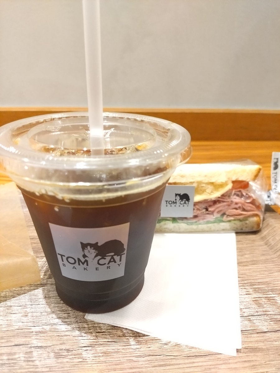 toya12_kp's tweet image. 大阪の予想気温見て公演ギリギリまで梅田で過ごそうと買い物やカフェをハシゴした結果ジンくんのガチャは売り切れていた…
あとブルーインパルス見えましたほんの一瞬(爆速)