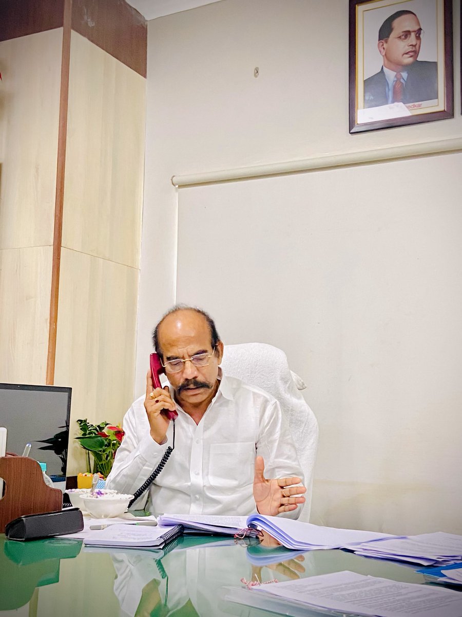ksjawahar's tweet photo. నిజం మాట్లాడే నోటికి భయం లేదు,
నీతిగా నడిచే కాలికి చీకటి లేదు।
#AdminPost #ksjawahar #apsccommission #AndhraPradesh #SCcommission #chairman #politician https://t.co/NanxDCuhMk