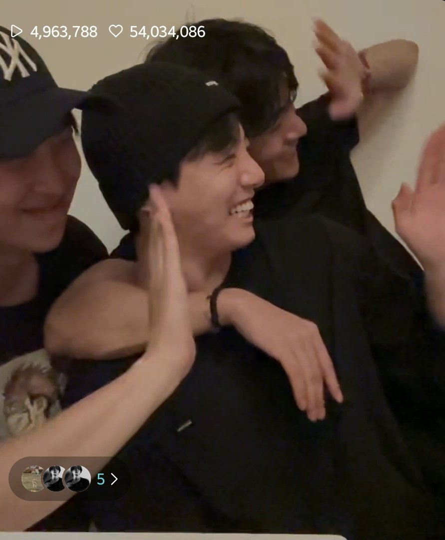 오랜만에 같이 사시니까
행복지수 진짜 ㄹㅈㄷ로 높아보이세요