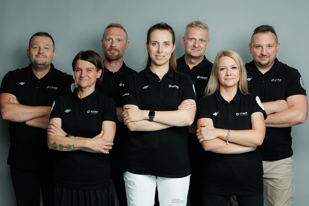 KGHM_SA's tweet image. 👉 &quot;W Zagłębiu Miedziowym #KGHM cieszy się renomą pracodawcy pierwszego wyboru. 

Pracowników przyciąga nie tylko atrakcyjny system wynagrodzeń, ale też wysoka kultura organizacyjna i szerokie możliwości rozwoju. 

Firma cieszy się znakomitą opinią, od lat znajdując się w gronie…