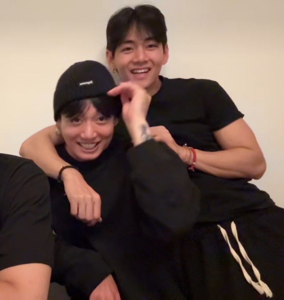 taekittaekook's tweet photo. TAEKOOK MOMENTS FROM TODAYS LIVE - a thread https://t.co/LgOlWaZNKd