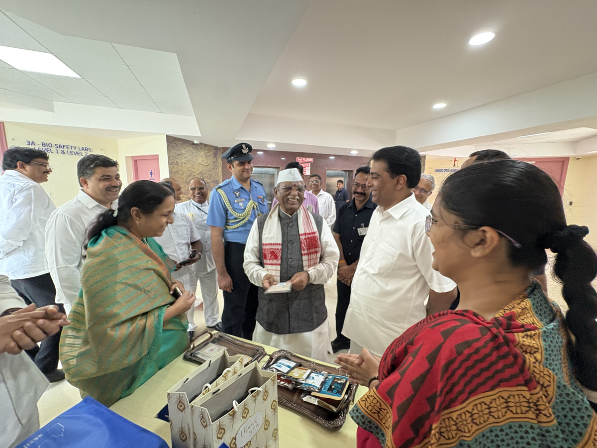 SSSIHL's tweet image. Glimpses from the Hon’ble Governor of Rajasthan, Sri Haribhau Kishanrao Bagde's visit to state-of-the-art SSSIHL Central Research Instruments Facility (CRIF), Prasanthi Nilayam, on 9 Jul 2025 - interacted with leadership, senior faculty, and briefed on ongoing research @SSSIHL