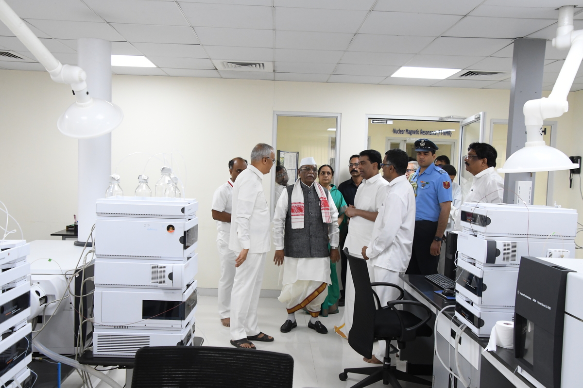 SSSIHL's tweet image. Glimpses from the Hon’ble Governor of Rajasthan, Sri Haribhau Kishanrao Bagde's visit to state-of-the-art SSSIHL Central Research Instruments Facility (CRIF), Prasanthi Nilayam, on 9 Jul 2025 - interacted with leadership, senior faculty, and briefed on ongoing research @SSSIHL