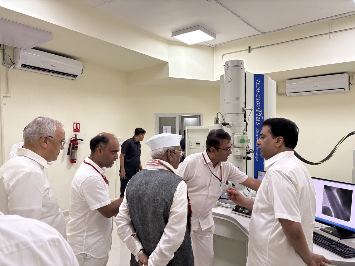 SSSIHL's tweet image. Glimpses from the Hon’ble Governor of Rajasthan, Sri Haribhau Kishanrao Bagde's visit to state-of-the-art SSSIHL Central Research Instruments Facility (CRIF), Prasanthi Nilayam, on 9 Jul 2025 - interacted with leadership, senior faculty, and briefed on ongoing research @SSSIHL