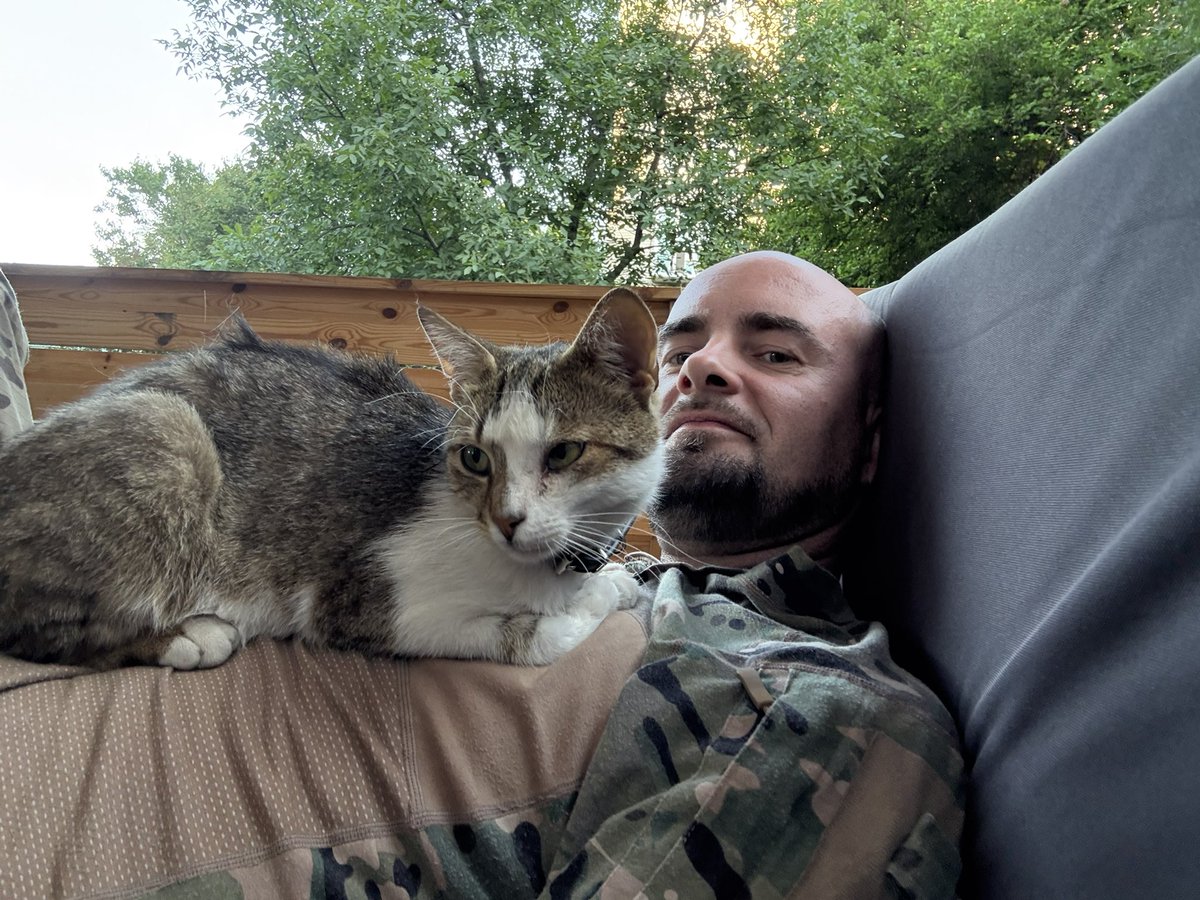 DamianDuda17's tweet image. Dlaczego czasami nazywamy siebie „Kocurami Donbasu”? Nasi medycy wielokrotnie otarli się o śmierć. Pewnego razu dron wylądował w wejściu do blindaża, jednak zamocowany na nim pocisk przeciwpancerny na szczęście nie wybuchł. Następnego dnia, kawałek dalej, uderzył kolejny dron –…