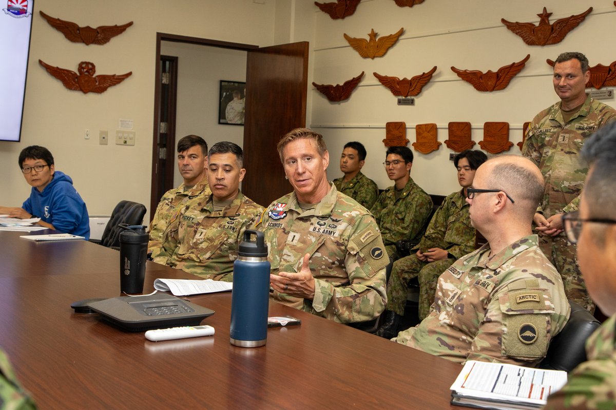 USARJ_PAO's tweet image. Lt. Col. Franck, commander, US Army Aviation Battalion - Japan welcomed Lt. Col. Shirato, commander, JGSDF 1st Aviation, and his team during their visit to Kastner Army Airfield on July 11.
@USFJ_J @USForcesJapan @USARPAC @INDOPACOM @DeptofDefense @USArmy @JGSDF_pr @Japan_GSDF