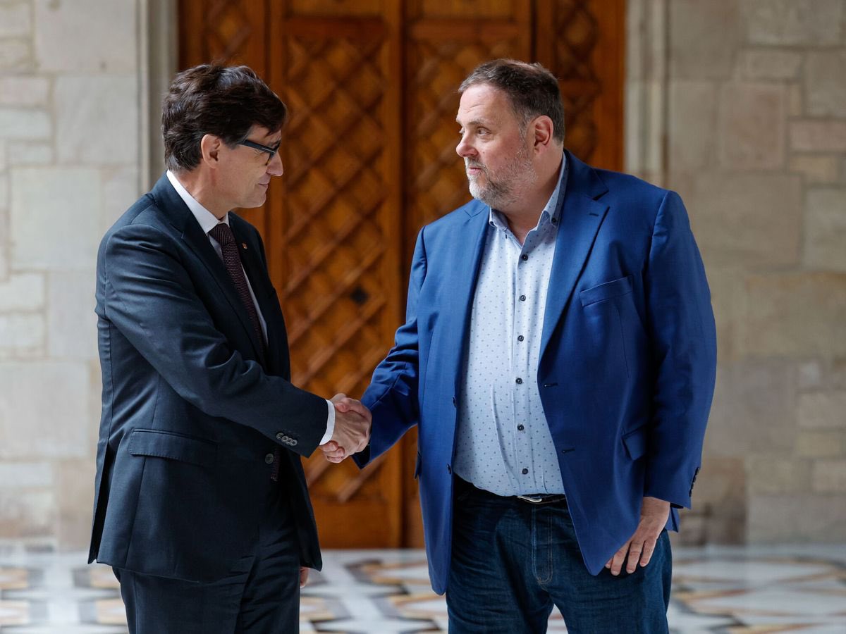 Amb 68 diputats no podien fer res, amb 72, no van ser capaços, amb un 52% no érem suficients i calia eixamplar la base, però amb un 53% han regalat el país a l’Illa, als del Pegasus i la calç viva.

ERC, és la presa de pèl més gran mai viscuda a Catalunya
I això, és el que se’ls