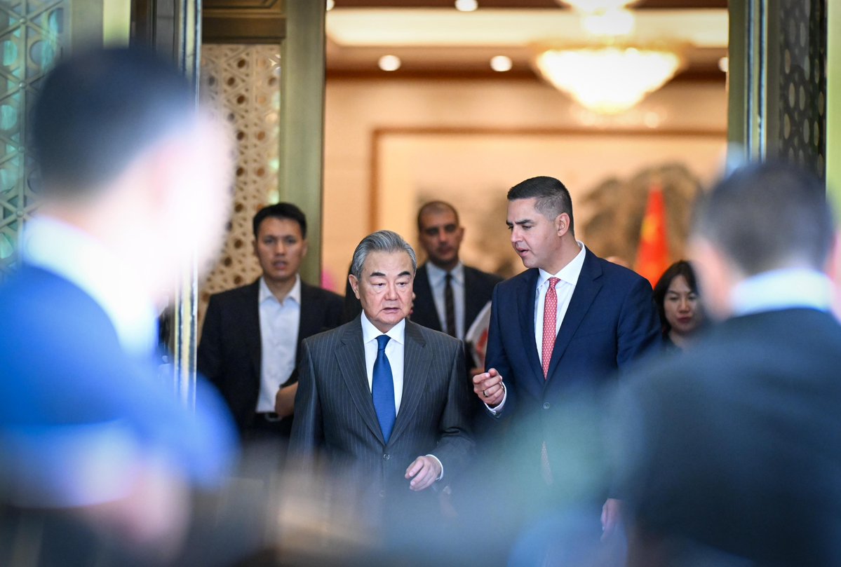 MFTMalta's tweet image. During his visit in Beijing @DeputyPMIanBorg met with Chinese Foreign Minister Wang Yi.
gov.mt/en/Government/…