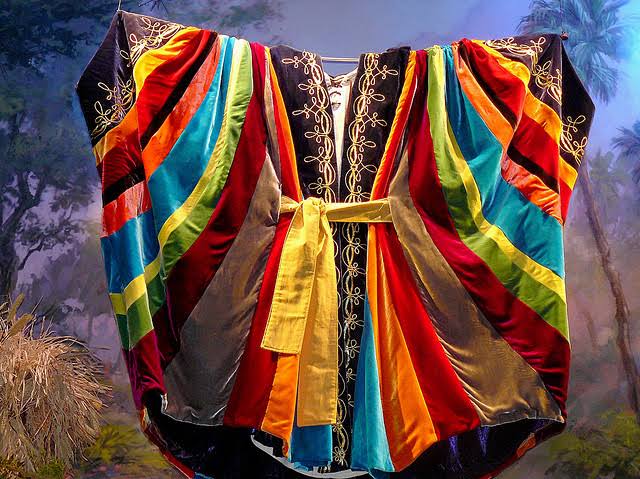 OhBukolami's tweet photo. Starting the day with the song "Coat of Many Colors" by the legendary Dolly Parton. I can't help but be grateful for life in all its golden hues. I'm thankful for life, for love, and for eyes to see its beauty and to feel the thrill of it all. https://t.co/Y5JdgyCRx0