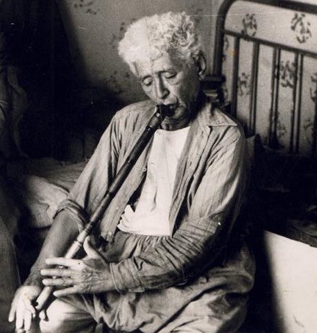 "Be soysuz! Namaza durduğun yönü bilirsin de, kıble diye secde edip alnını koyduğun toprağı neden söylemezsin, vatan diye."

- Neyzen Tevfik