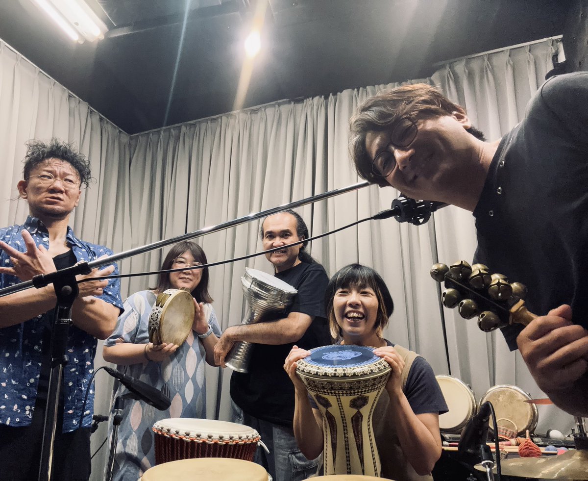 tomarutomoharu's tweet image. REC業務完了ー!
作曲・ピアノ・キーボード大山りほさん
パーカッション池田安友子さん
パーカッション田島隆さん
クラリネット鈴木さん
アコーディオン都丸智栄
バチクソ難しいアラブ古典風オリジナルを録り終えた直後の一枚。