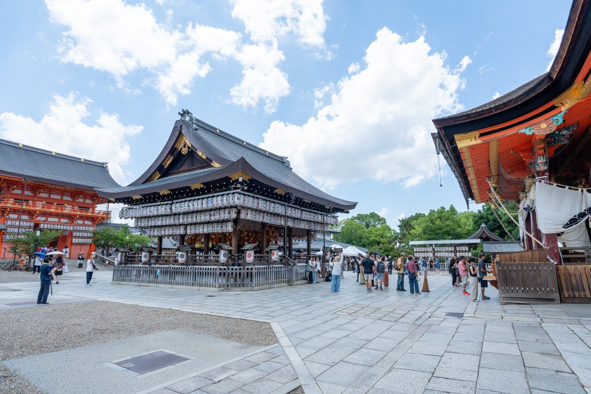 chang_ume's tweet image. 授業で学生と八坂神社(祇園社)。桃山断層と西楼門の広場的空間、祇園会神輿迎前の境内景観、祇園社・祇園感神院・観慶寺の名残など。授業後、境内古図記載の本殿裏社叢跡をひとり探す。