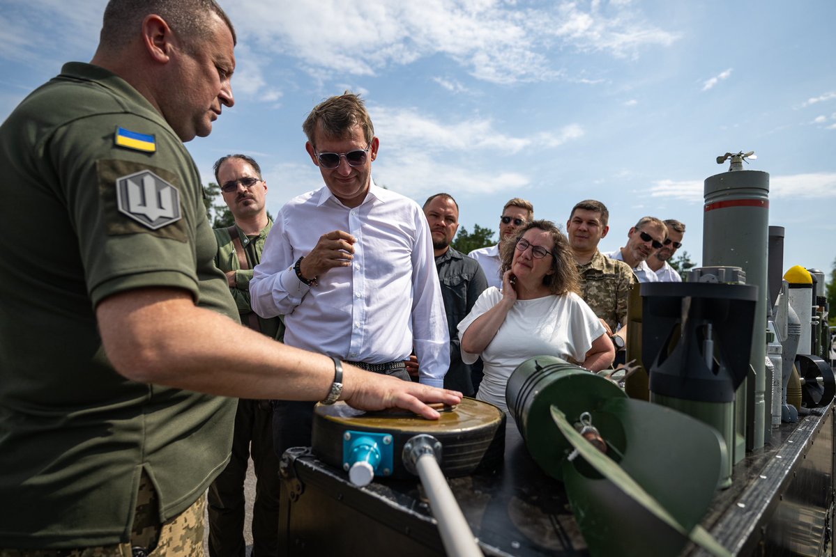 Tinganes's tweet image. FM Sirið Stenberg met with @ZelenskyyUa in Kyiv yesterday, pledging to donate fastgoing boats to Ukraine’s armed forces. This heroic fight is Europe’s test. Faroe Islands will stand with Ukraine for as long as it takes.