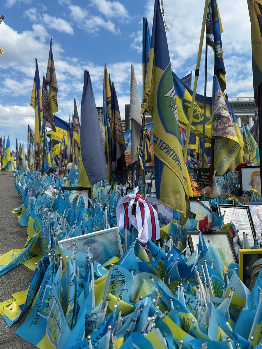 Tinganes's tweet image. FM Stenberg at Maidan Square in Kyiv, commemorating fallen soldiers: “Their bravery is unmatched and their sacrifice never forgotten.”