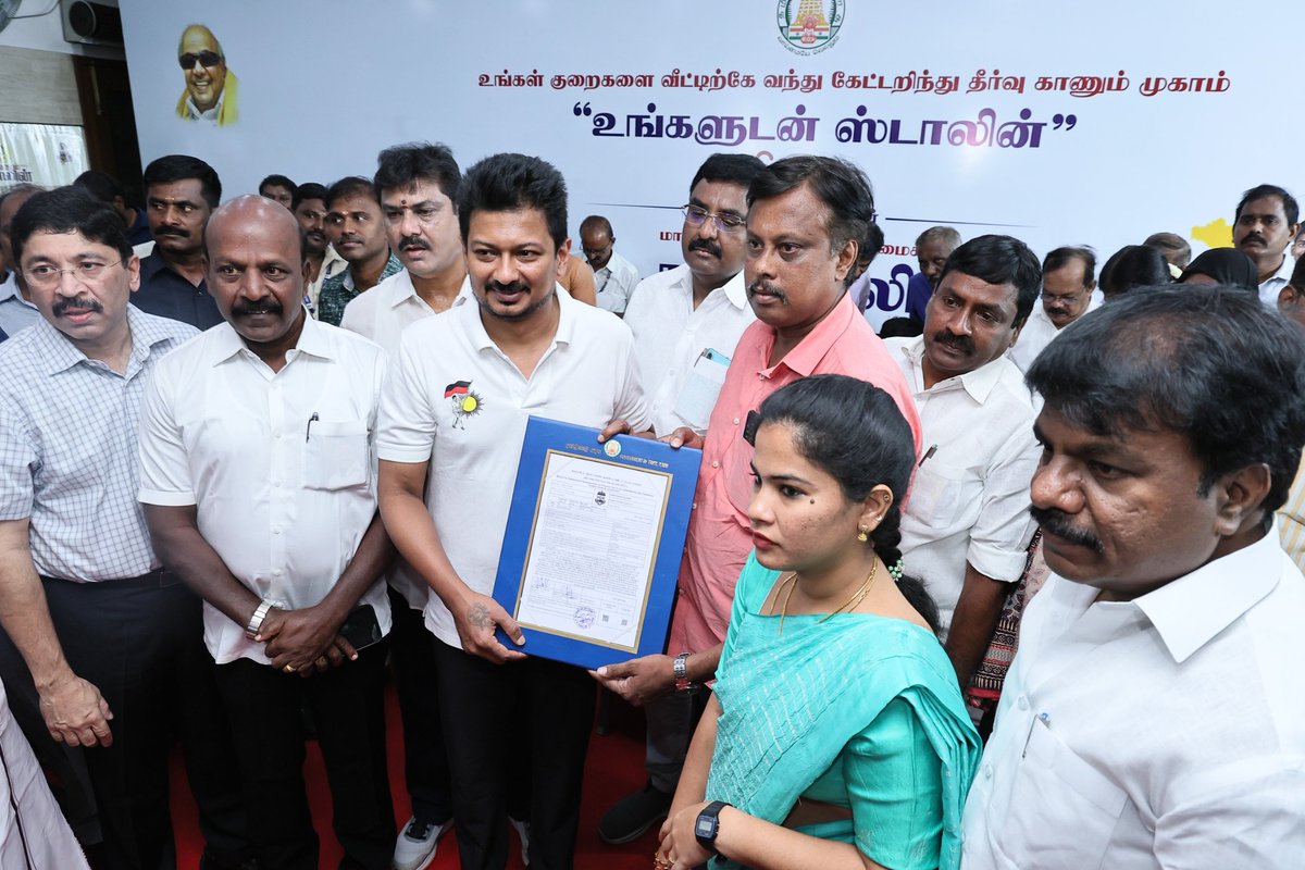 N CHITRARASU ( நே.சிற்றரசு ) (@nchitrarasu) on Twitter photo மக்கள் நலன் காக்கும் சிறப்பு முகாம்கள்!
மக்களின் நலனை மட்டுமே மையமாகக் கொண்டு, நமது கழகத் தலைவர், மாண்புமிகு தமிழக முதலமைச்சர் <a href="/mkstalin/">M.K.Stalin</a> அவர்கள் ஒவ்வொரு திட்டத்தையும் வெற்றிகரமாகச் செயல்படுத்தி வருகிறார். அந்த வகையில், அரசு சேவைகள் மக்களின் வீடுகளுக்கே சென்றடைய வேண்டும் என்ற மக்கள் நலன் காக்கும் சிறப்பு முகாம்கள்!
மக்களின் நலனை மட்டுமே மையமாகக் கொண்டு, நமது கழகத் தலைவர், மாண்புமிகு தமிழக முதலமைச்சர் <a href="/mkstalin/">M.K.Stalin</a> அவர்கள் ஒவ்வொரு திட்டத்தையும் வெற்றிகரமாகச் செயல்படுத்தி வருகிறார். அந்த வகையில், அரசு சேவைகள் மக்களின் வீடுகளுக்கே சென்றடைய வேண்டும் என்ற