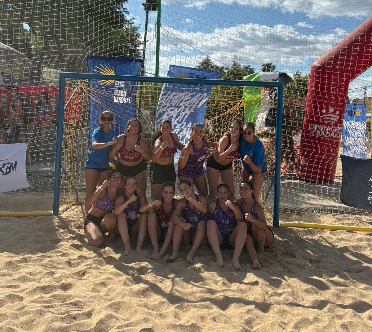 Muy buen torneo del equipo sénior femenino sombra, que también perdió en cuartos ante el que más tarde se proclamó ganador del evento. No obstante, gran nivel demostrado por parte de las nuestras. ¡Vamos!

#torrejónenelcorazón #balonmanomadrileño