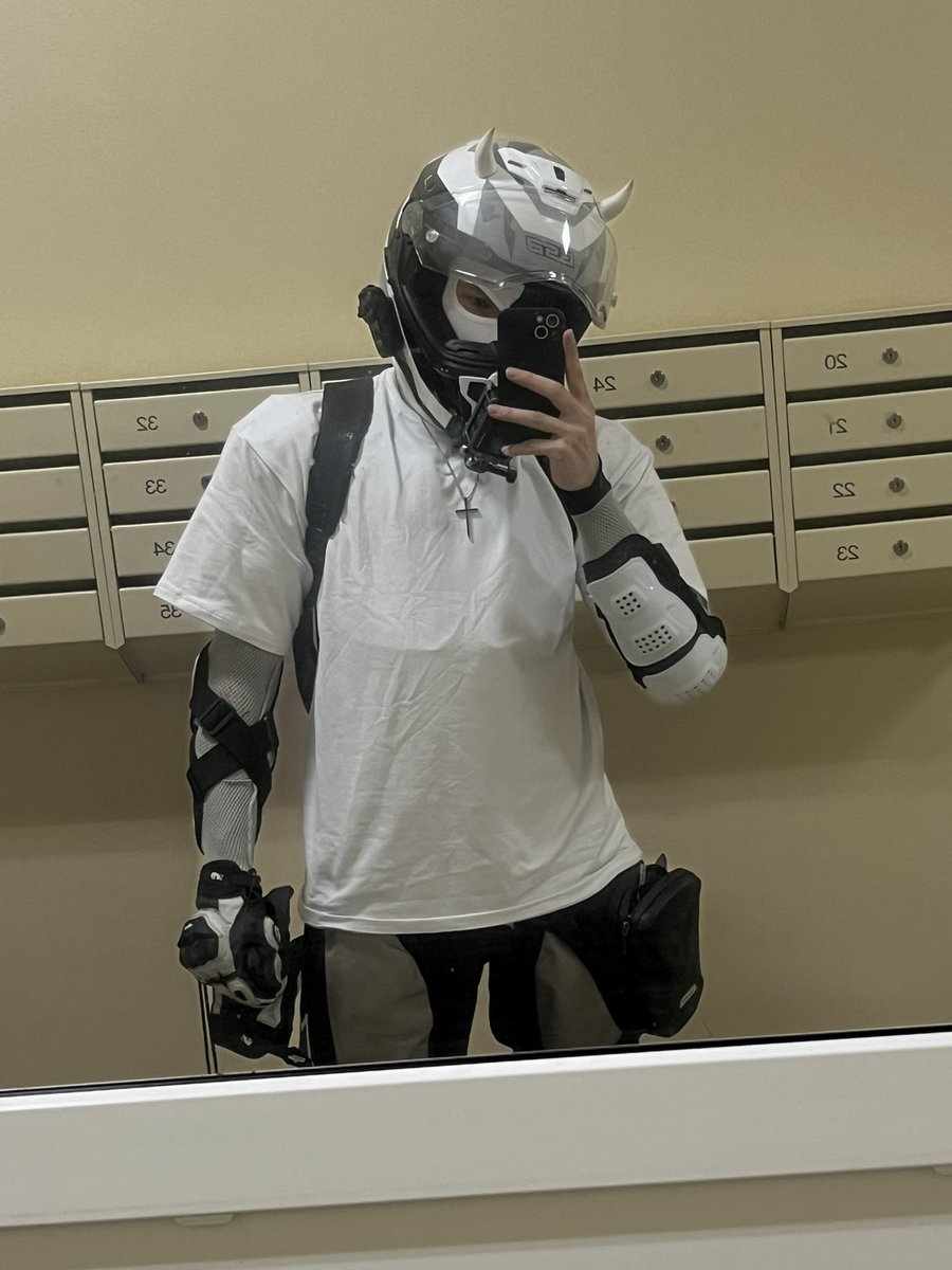 Обкатал вчера а-ля «летний» мото-лук 

Понял, что чем быстрее ехать - тем прохладнее будет
А потом понял всё остальное