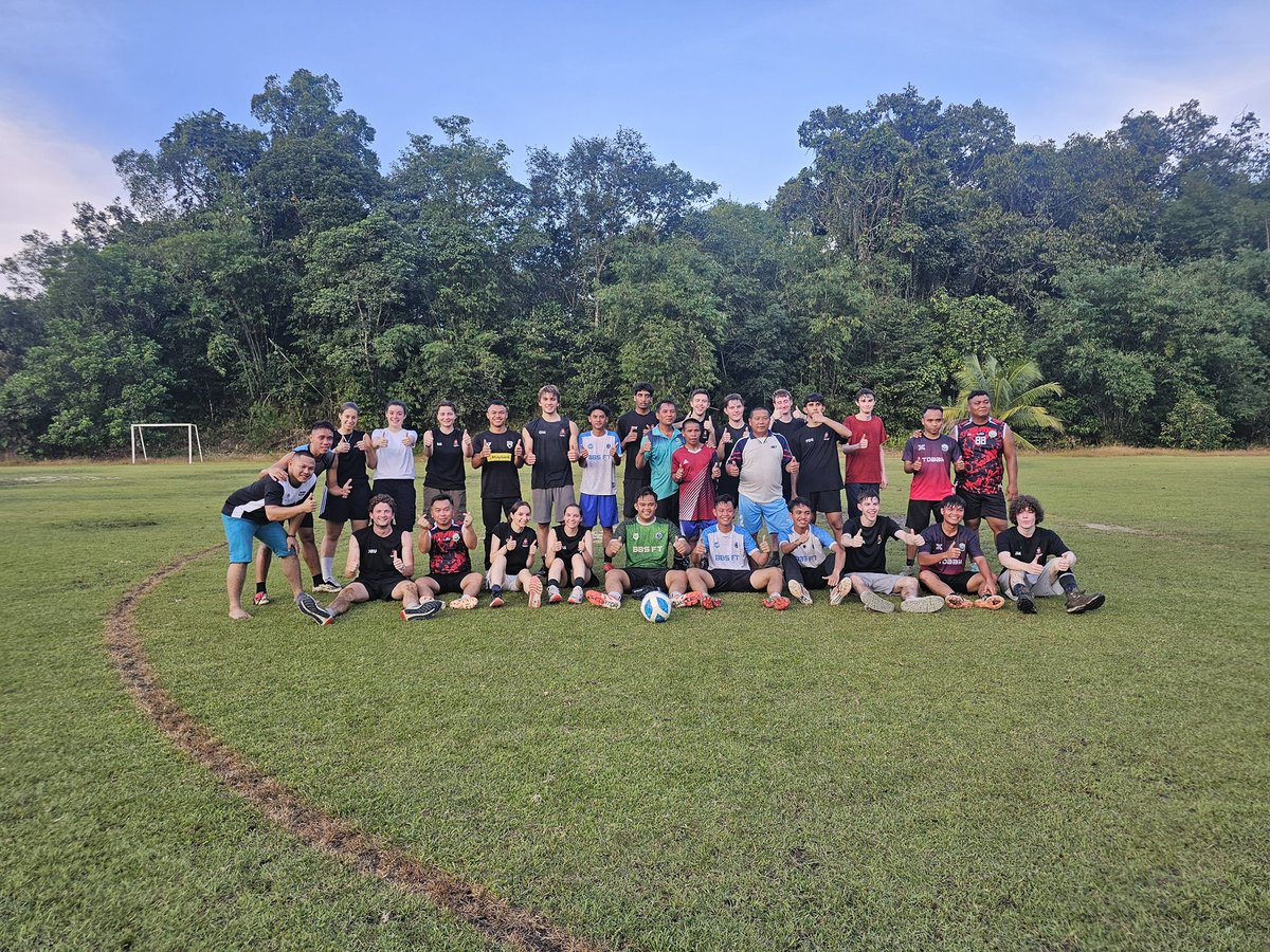 cvmssport's tweet image. Huge congratulations to everyone who took part in the intercontinental @CardinalVaughan World Challenge XI vs Borneo XI. It was a well spirited game with CVMS winning 4-2 due to goals from James A, Thomas A, Jonny C and Rupert W. Looking forward to the rematch next year!