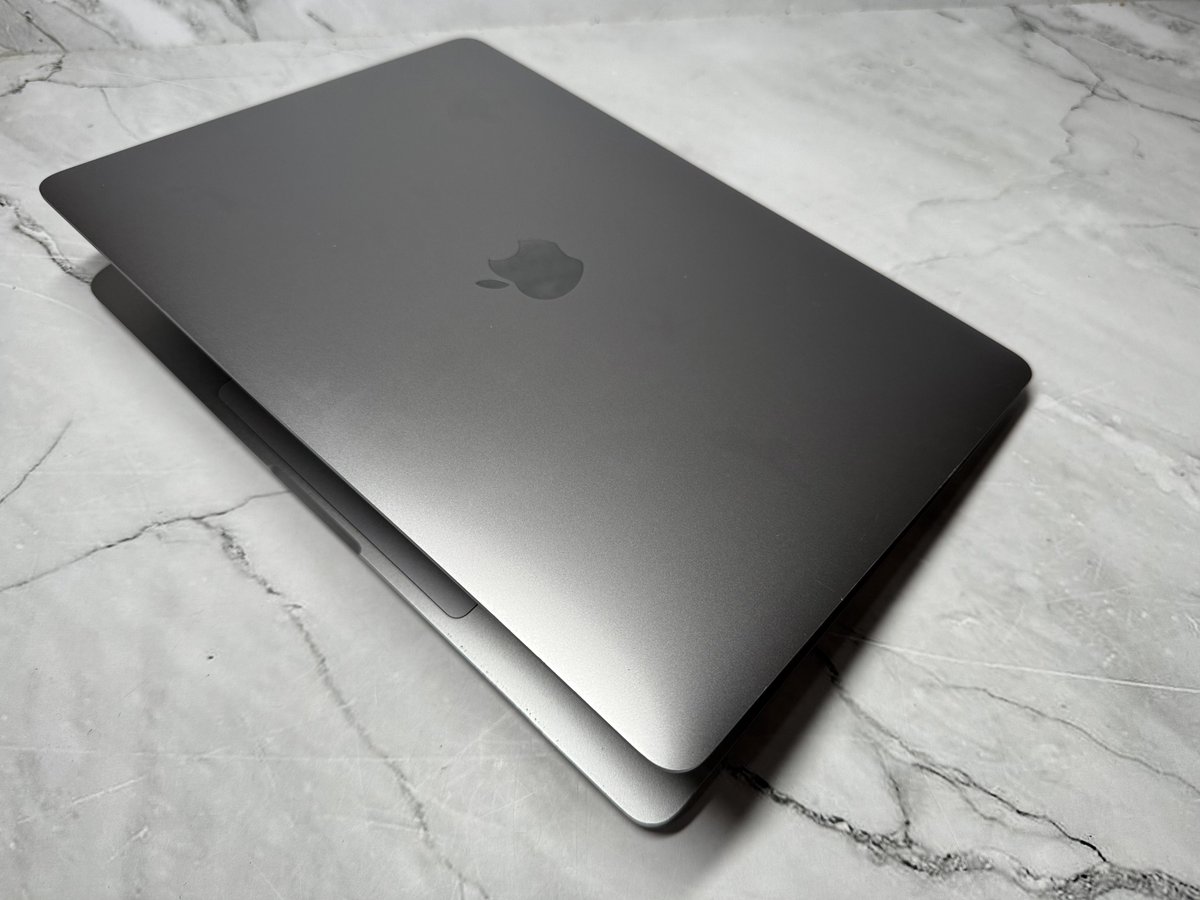 bhaguz_403's tweet image. Dijual MBP M2 nih murah aja! 😎
Permisi gaes mau jual MacBook Pro 13 inci M2. Spek 256/8 warna Space Gray. Kelengkapan unit + charger ya.
Bodi ada lecet dikit dan bekas stiker kecil aja kok.
Harga murah 11.8 juta bungkuus. Minat cuss DM ya. Bantu RT gaes thank you 🙏🏼