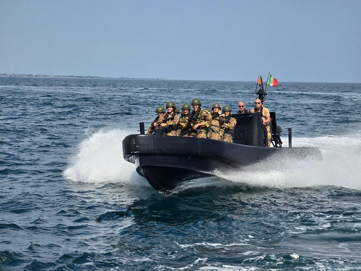ItalianNavy's tweet image. I 57 allievi del secondo corso “Uranos” della Scuola Navale Militare Francesco Morosini hanno affrontato con entusiasmo il Modulo di Arte del Comando, presso il Battaglione Scuole “Caorle”, centro di addestramento anfibio della #BrigataMarinaSanMarco.
Immersi nell’ambiente…