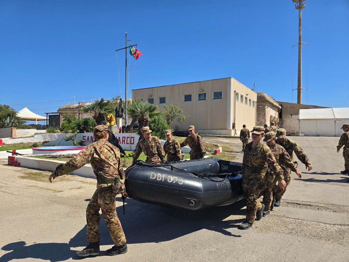 ItalianNavy's tweet image. I 57 allievi del secondo corso “Uranos” della Scuola Navale Militare Francesco Morosini hanno affrontato con entusiasmo il Modulo di Arte del Comando, presso il Battaglione Scuole “Caorle”, centro di addestramento anfibio della #BrigataMarinaSanMarco.
Immersi nell’ambiente…