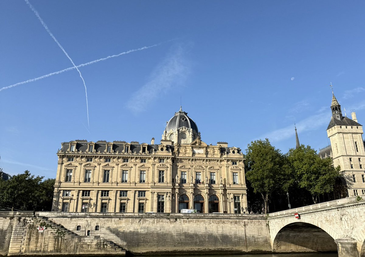 Moon and Planes are playing  
tic-tac-toe in Paris.
#tictactoe #paris #photograghy