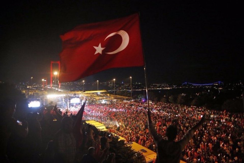 Canlarını bu millete siper etmiş 251 şehidimizi rahmetle ve minnetle yad ediyorum.

Gazilerimize hayırlı uzun ömürler diliyor ve şükranlarımı sunuyorum.

Devletimizin üzerine yıllardır musallat olmuş iç ve dış düşmanlara verilmiş en güçlü cevap ve direniştir 15 Temmuz. 

Allah bu