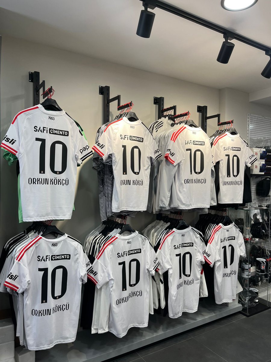 Orkun Kökcü'nün forması, son 48 saatte 50 bin satışa ulaştı.

Kartal Yuvası'ndaki diğer ürünlerin de satışı ile birlikte Beşiktaş'ın iki günlük cirosu 2.5 M$ (100 M₺) seviyesine çıktı. (Ogün Şahinoğlu)