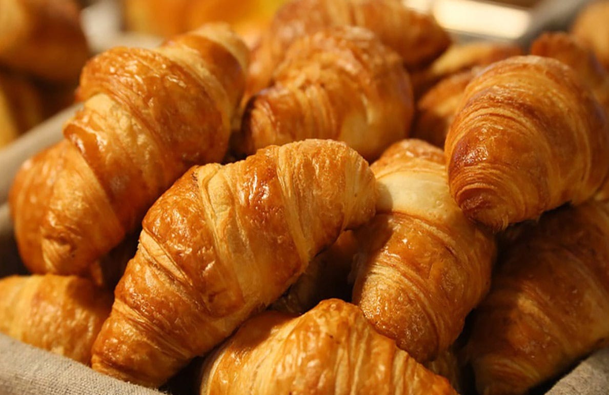 🙍‍♀️: وزني مو راضي ينزل يا دكتور،
بالرغم إني منتبهة لأكلي، 
 لدرجة إني ما أفطر زي الناس ..
آكل شوية خفايف بس 

👨‍⚕️: لو فطرتي، كان أحسن من هذه "الخفايف" 
🤦‍♂️🤦‍♂️😓😓  

.