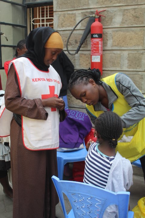 Krcs_NRbBranch's tweet image. A big thank you to all the health workers and @KenyaRedCross volunteers going above and beyond to ensure children across #Kenya receive the measle Rubella  and #Typhoid Conjugate Vaccine 👏