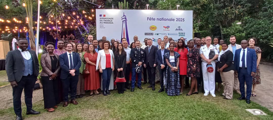 antoine_anfre's tweet image. Célébration du 14 juillet à la résidence de France 🇫🇷 à #Kigali 🇷🇼 : le mur des sponsors et l'équipe de l'ambassade (presque) au grand complet avant l'arrivée des premiers invités