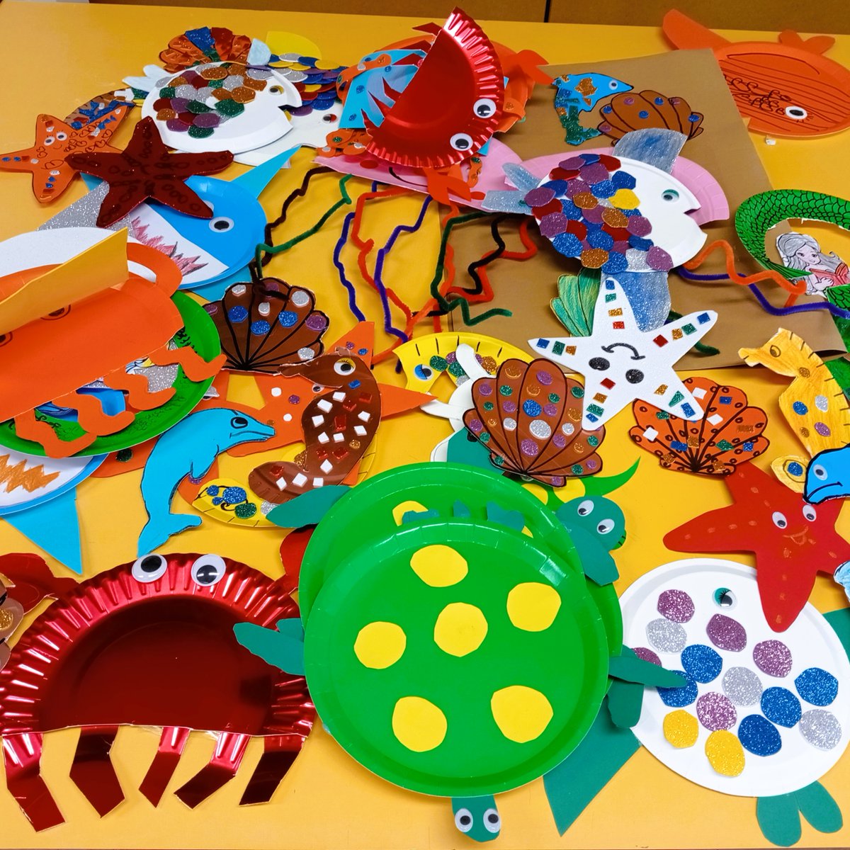 Primer día de nuestro taller de verano "La biblioteca bajo el mar". Llevado por nuestras compañeras Dioni y Carmen, leímos cuentos, y se crearon decoraciones marinas de estrellas, caballitos de mar, delfines, tiburones, pulpos, cangrejos, medusas...
🦀🐬🐙🪼