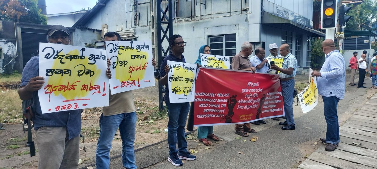 [Update] Mohamed Shuhail(21), who was detained under the Prevention of Terrorism Act (PTA) — a repressive law — and imprisoned for 9 months, has been granted bail by the MT Magistrate’s Court today(15).

(iMage: A protest in front of the MT Magistrate’s Court)
#lka #AbolishPTA