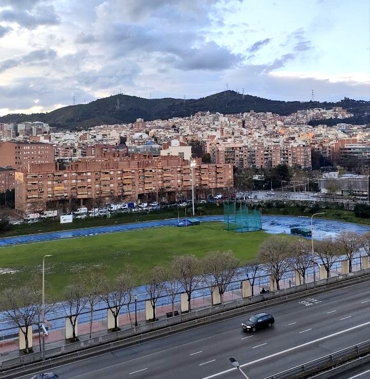 Cristian García (@somdelhospi) on Twitter photo Segons publica Mundo Deportivo, la pista d'atletisme de Can Dragó, de gespa natural, podria ser l'escenari escollit pel <a href="/CEEuropa/">Club Esportiu Europa</a> per disputar els partits de 1aRFEF. Caldria, però, instal·lar-hi graderies per encabir-hi el personal. Avui a les 11:30, roda de premsa a l'Ajuntament Segons publica Mundo Deportivo, la pista d'atletisme de Can Dragó, de gespa natural, podria ser l'escenari escollit pel <a href="/CEEuropa/">Club Esportiu Europa</a> per disputar els partits de 1aRFEF. Caldria, però, instal·lar-hi graderies per encabir-hi el personal. Avui a les 11:30, roda de premsa a l'Ajuntament