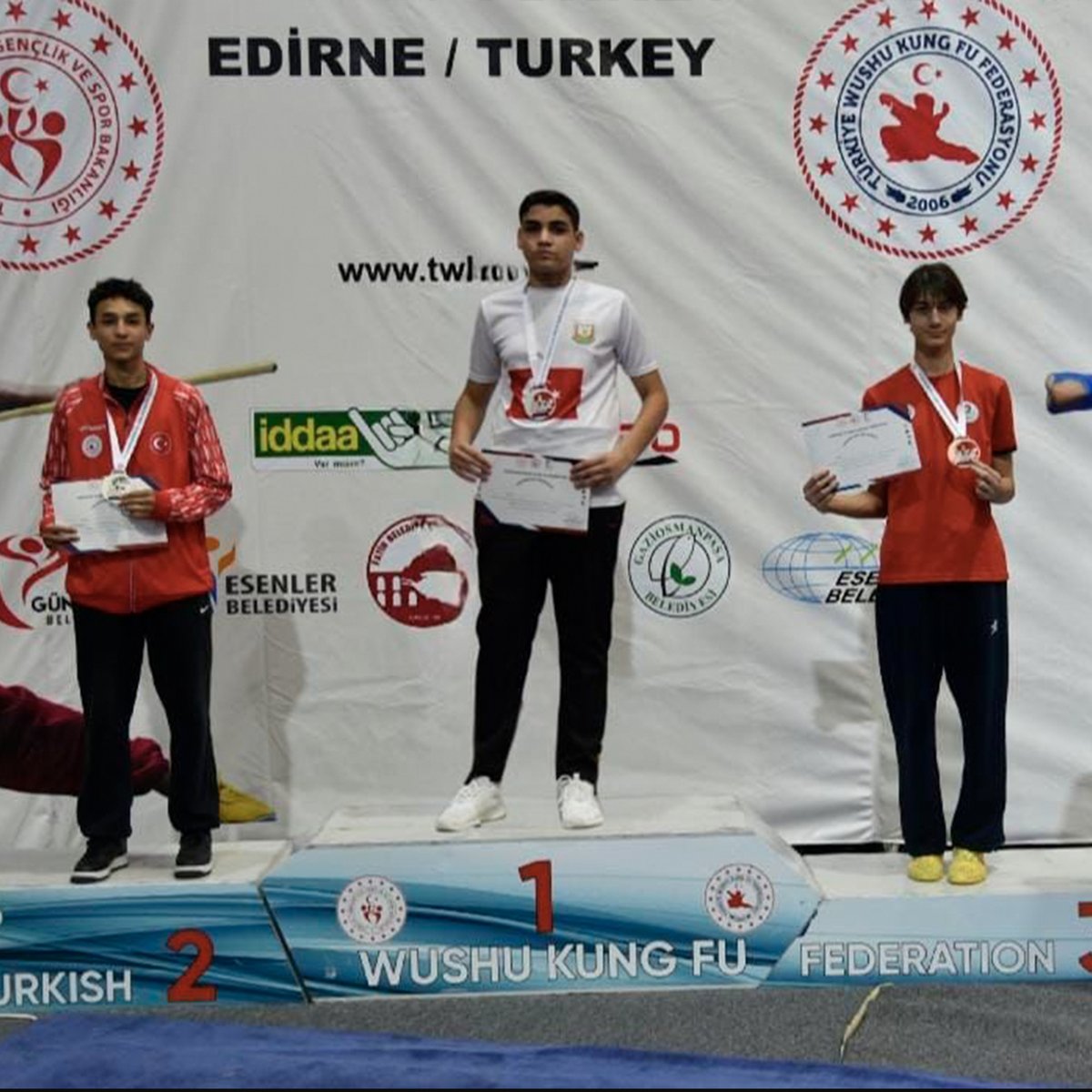 sanliurfabld's tweet photo. Wushu Kung Fu’da Şanlıurfa Fırtınası🥋 

Edirne’de düzenlenen 8. Açık Balkan Wushu Kung Fu Şampiyonası - Avrasya Kupası’nda sporcularımız uluslararası başarıya imza attı🌍

🥇 Musa Burak Altundağ – Yıldızlar Kategorisi Taolu stilinde Balkan Şampiyonu
🥈 Hasan Hüseyin Gündoğdu – Gençler Kategorisi Taolu Shaolin Dao stilinde Balkan İkincisi
🥉 Aynı zamanda Taolu Açık El (Chan Quan) stilinde Balkan Üçüncüsü

Bu büyük başarılarıyla sporcularımız, Avrupa Şampiyonası’na katılma hakkı kazandı. 🇹🇷

Şanlıurfa Büyükşehir Belediyesi Bireysel Spor Kulübü sporcularımızı ve antrenörlerimizi yürekten tebrik ediyor, başarılarının devamını diliyoruz.