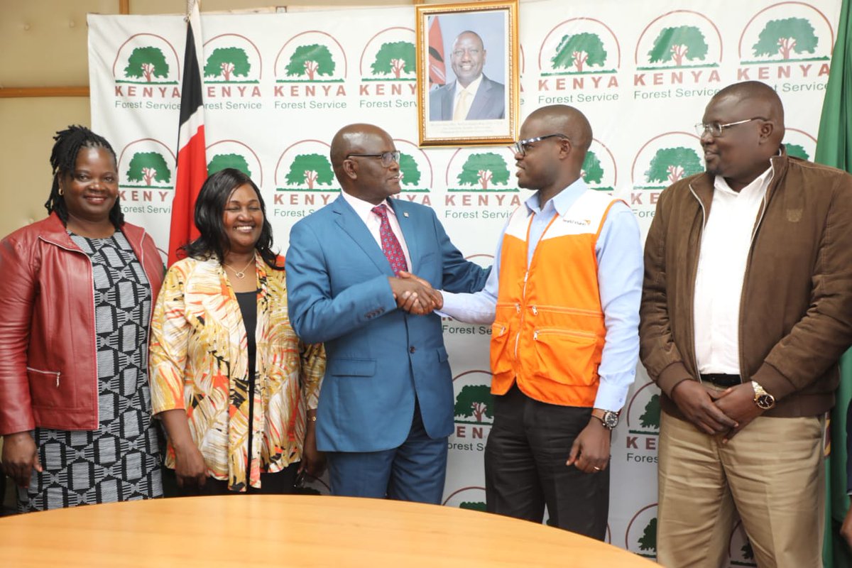 WorldVisionKE's tweet image. @WorldVisionKE's Willis Okumu & Peter Abala met with Dr. Clement Ng'oriareng' of @KeForestService to explore collaboration on the Kenya Water Towers Ecosystem & Livelihood Restoration Carbon Project
The project aims to restore 50,000ha in Kenya’s critical Mau Complex and Mt.…