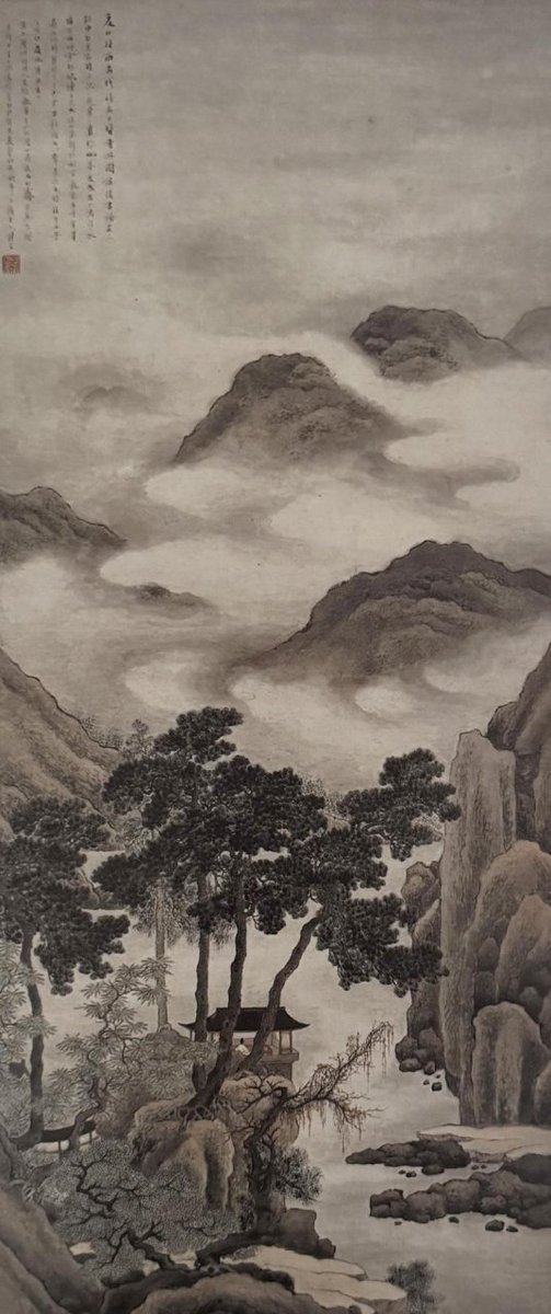 《夏山欲雨图》用丰润、饱满的笔墨描绘了金山（在今江苏镇江）云蒸欲雨的景象。图中，近处古松矗立，其下掩映一座水榭，内中一人据案而坐，凝望山间风起云涌、气象万千之态。全图云烟满纸，生动地展现出金山雨季林壑清润、云气氤氲的朦胧诗境。#书画里的中国#上海博物馆
